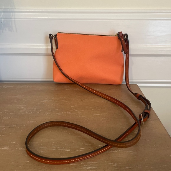 New Never used Dooney & Bourke Crossbody Pouchette light orange - Picture 4 of 4